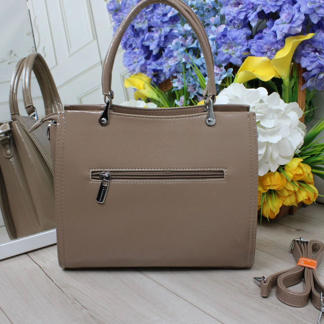 Сумка беж через плече для мінімалістки з лакованої еко шкіри